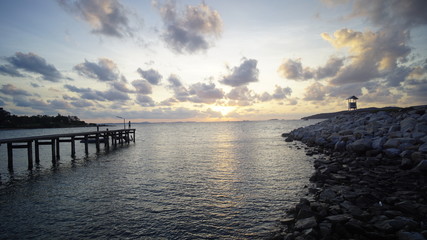 Obraz premium Beach, rocky beach, beautiful beach, wooden bridges, wooden bridges along the beach, Sattahip, Chonburi, Thailand.