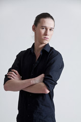 Nachdenklicher, junger Mann