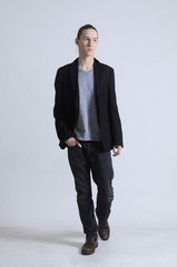 Lässiger Typ läuft