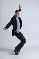 Junger Mann tanzt übermütig