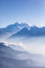 Widok na Mount Everest w świetle dziennym. - 144876159