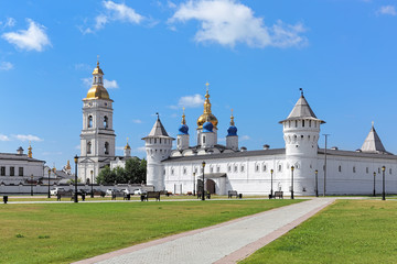 Fototapeta na wymiar Merchant Court (Gostiny Dvor), St. Sophia-Assumption Cathedral and Belfry in Tobolsk Kremlin, Siberia, Russia