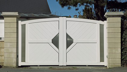 Portail métallique blanc