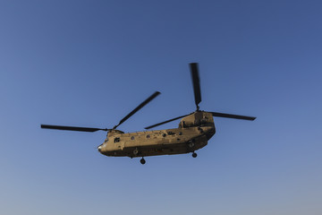 Fototapeta na wymiar Helikopter Chinook nad Afganistanem