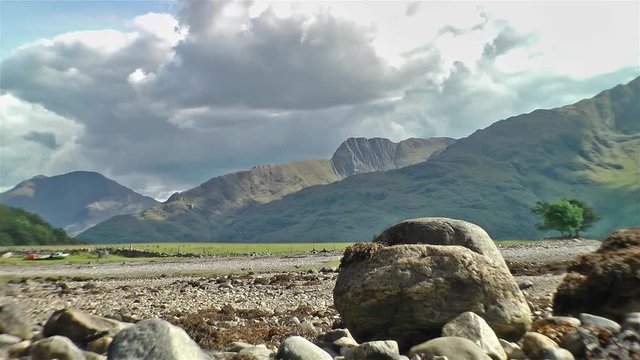 Zeitraffer über die Berge von Glenelg, Schottland