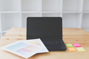 Obraz premium graphic designer desk table with computer, sticky note and color guide palette swatches