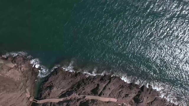 c&ocirc;te rocheuse avec crique