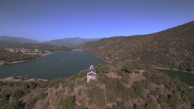 &eacute;glise &agrave; cot&eacute; d'un lac vue a&eacute;rienne