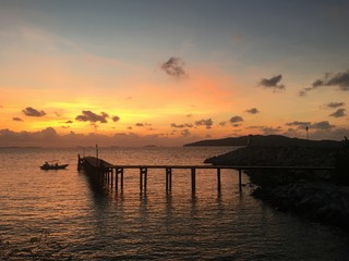 Obraz premium Wooden walkway bridge along the beach,Beach, rocky beach, beautiful beach, wooden bridges, wooden bridges along the beach, Koh Kham, Kham island, Sattahip, Chonburi, Thailand.