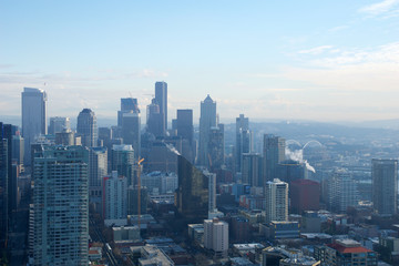 Obraz premium SEATTLE, WASHINGTON, USA - JAN 23rd, 2017: skyline of downtown Seattle, view from the top of the Space Needle during a cloudy day