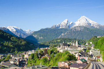 Obraz premium Small township Berchtesgaden and snowy peaks of Watzmann mountain