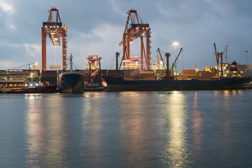 Obraz premium Industrial sea port of Mersin at night. Turkey