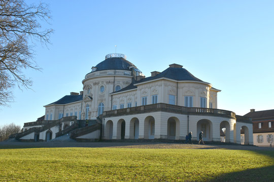 Aufnahme von Schloss Solitude . Winteraufnahme mit groben und langen Schatten (ohne Schnee). 