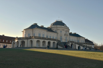 Aufnahme von Schloss Solitude . Winteraufnahme mit groben und langen Schatten (ohne Schnee). 