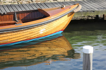 Ruderboot mit Spiegelung