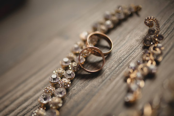 Wedding rings with earrings from diamonds