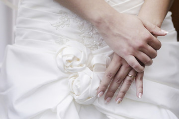 mani unite di sposa in segno di tensione o attesa