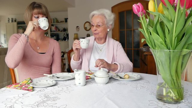 Seniorin mit Tochter/Enkelin/Betreuerin
