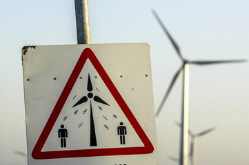 Windkraftanlage bei Parndorf, Schild, Gefahr, Eisabwurf im Winte