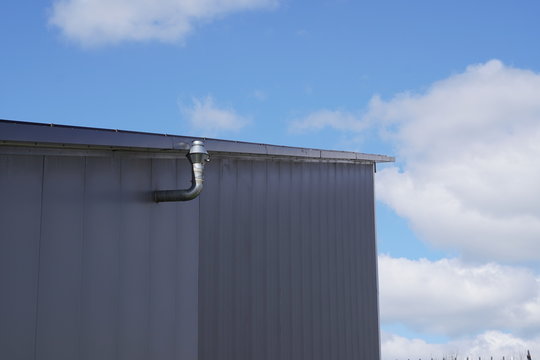 Dach einer Lagerhalle mit Blechfassade