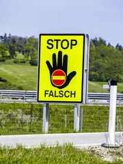 Autobahnauffahrt mit Stopschild und ausgestreckter Hand, Fahrtri