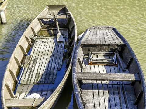 Zwei hölzerne Ruderboote auf der Donau, Österreich, Niederöst