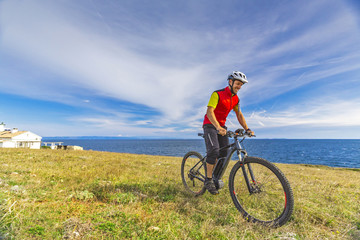 Fototapeta na wymiar Mountainbiker mit Ebike am Meer