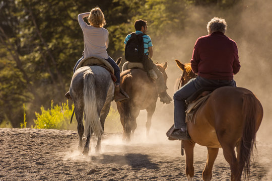 cabalgata en la playa, villa la angostura