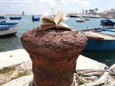 vecchio libro sulla bitta del molo