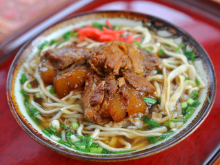Ramen udon noodle with sauteed beef in bowl