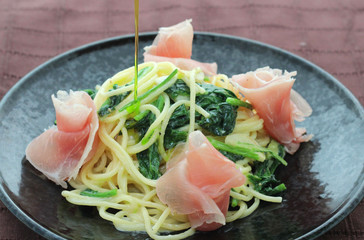 Platter of spaghetti with fresh sliced beef