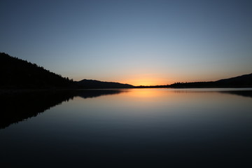 Fototapeta na wymiar Sunrise Lake Big Bear