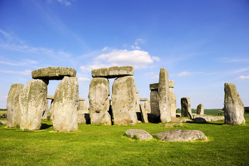 Naklejka premium Stonehenge underneath the blue sky