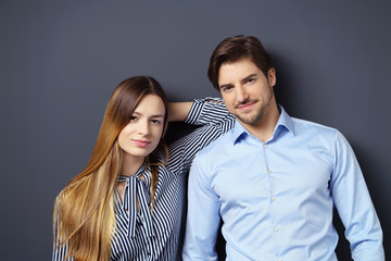 junge frau lehnt sich bei ihrem freund an