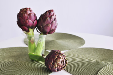 Obraz premium Purple artichokes on a table