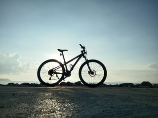 Fototapeta na wymiar Cycling for exercise To visit beautiful seashore