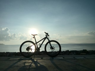 Obraz premium Cycling for exercise To visit beautiful seashore