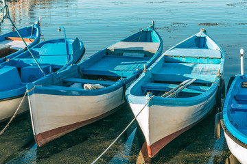 Fototapeta na wymiar Рыбацкие лодки после рыбалки на причале в порту города Созополь, Болгария.