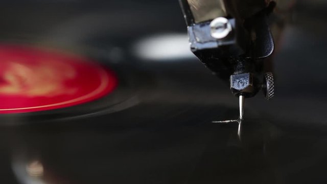 En macro la pointe d'un gramophone qui tourne sur un vieux disque vinyl