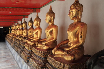 タイ、バンコクの寺院の仏像