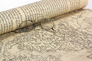 Carte ancienne (du 19ème siècle) et paire de lunettes. Une expédition en préparation..