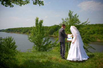 drawing a picture of the newly married couple on nature