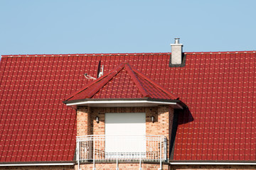 Hausdach mit Balkon am Erker