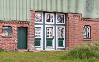 elegante alte Haust&uuml;r mit Fenstern