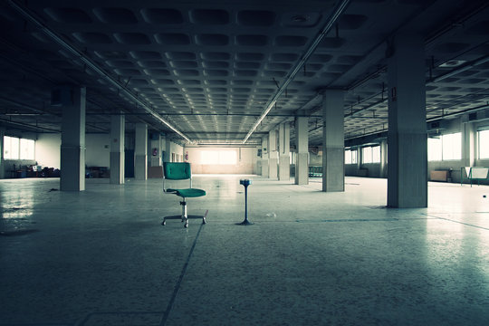 espacio con silla y cenicero