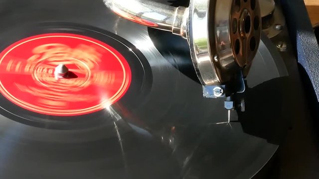 zooming sur un vieux disque qui tourne sur un vieux gramophone
