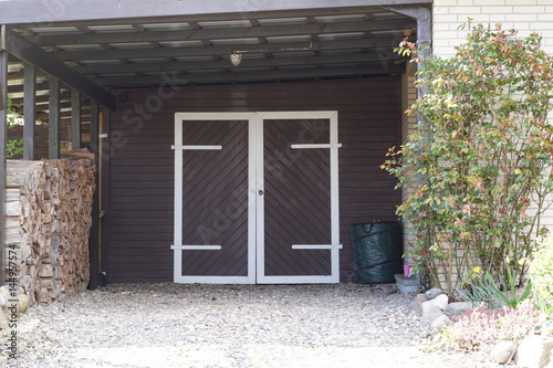"Garagentor unter einem Vordach" Stockfotos und lizenzfreie Bilder auf