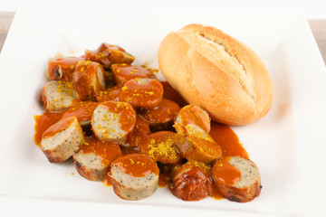 Currywurst mit Brötchen
