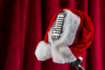 Retro Mikrofon mit Weihnachtsmütze