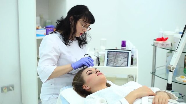 A study of the disease of the hair and skin using a trichoscope.